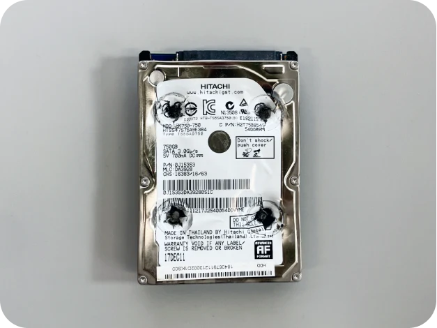 NIST準拠の専用機で物理破壊されたHDDの実物写真